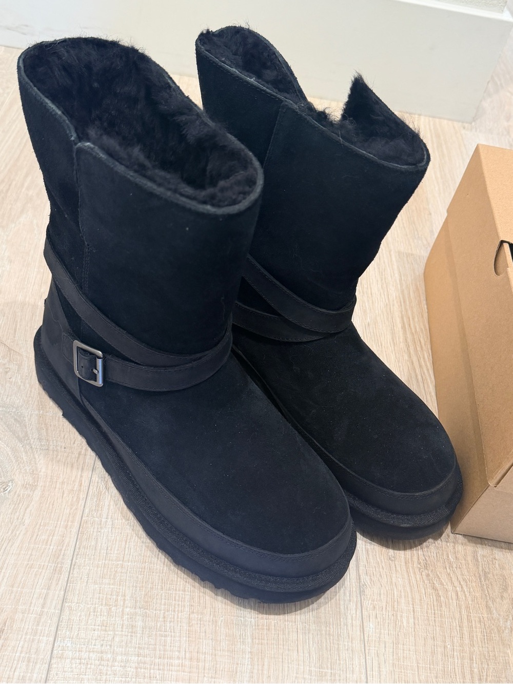 UGG Classic short Bellina Belted Boots